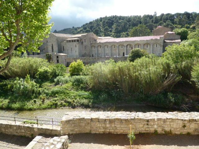 Maison De Caractere Face A L Abbaye De Lagrasse Villa Exterior photo